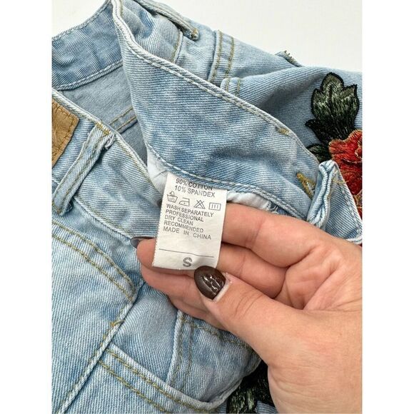 Floral Embroidered Denim Shorts, Feminine Floral Jean Shorts Sz S - Picture 4 of 7